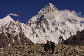 Porteurs à la descente du camp de base du K2 (5100m)
