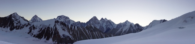 K2 (8611m), Broad Peak (8047m), Gasherbrum IV (7925m), Gasherbrum II (8035m) et Gasherbrum I (8068m) depuis le col de Gondogoro La (5940m)